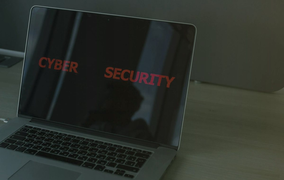 Ordinateur portable et sécurité informatique pour illustrer les actualités