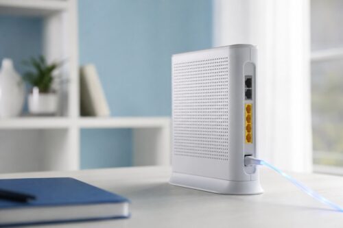 Routeur Internet générique posé sur un bureau lumineux pour diagnostiquer une Freebox bloquée à l’étape 3