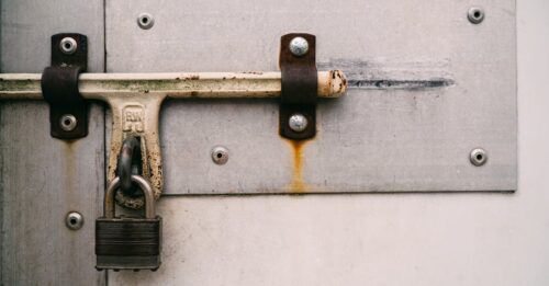 le secure boot est une fonctionnalité de sécurité qui protège le démarrage de votre ordinateur contre les logiciels malveillants en vérifiant l'intégrité du système avant le chargement.
