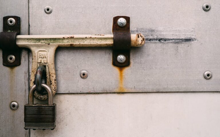 le secure boot est une fonctionnalité de sécurité qui protège le démarrage de votre ordinateur contre les logiciels malveillants en vérifiant l'intégrité du système avant le chargement.