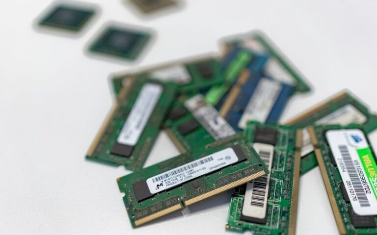 découvrez les exigences de mémoire ram nécessaires pour installer et faire fonctionner windows 11 de manière optimale sur votre ordinateur.