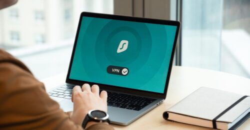 découvrez comment configurer un compte invité sécurisé sous windows 11 pour protéger vos données tout en offrant un accès temporaire à votre ordinateur.