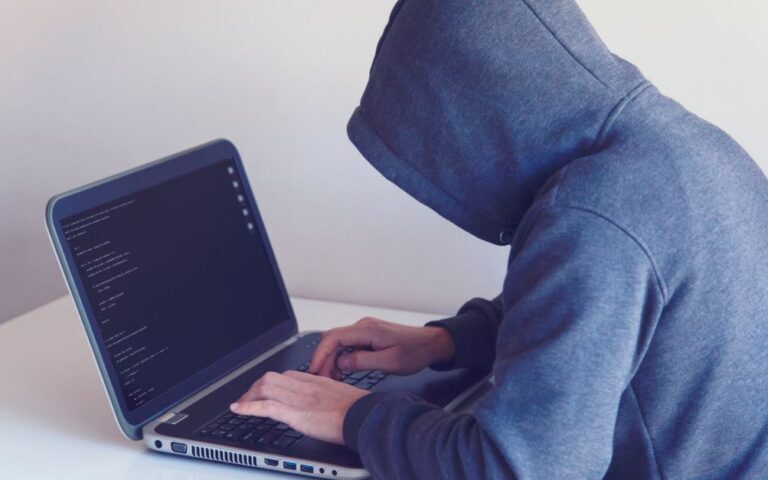 découvrez ce qu'est une vulnérabilité zero-day, ses risques pour la sécurité informatique et comment s'en protéger efficacement.