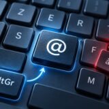 Touche arobase éclairée sur un clavier AZERTY avec Alt Gr